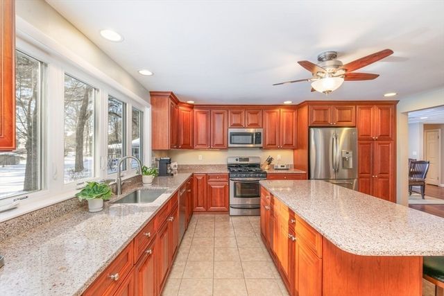 13 Wing Ter, Burlington, MA 01803