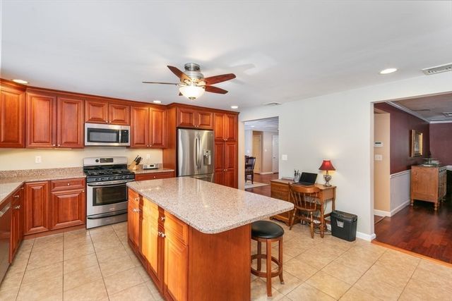 13 Wing Ter, Burlington, MA 01803