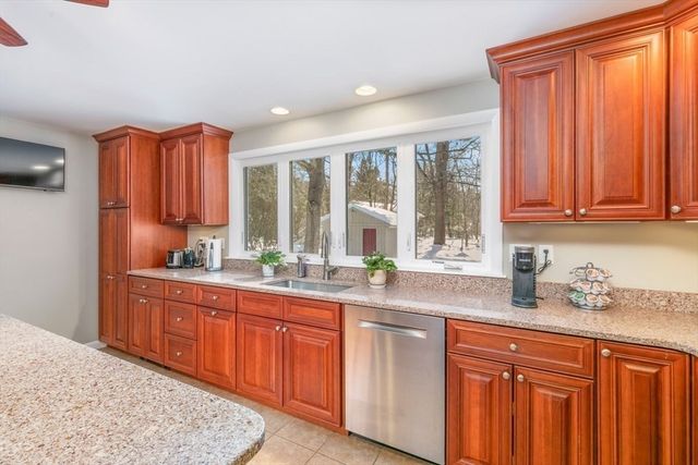 13 Wing Ter, Burlington, MA 01803