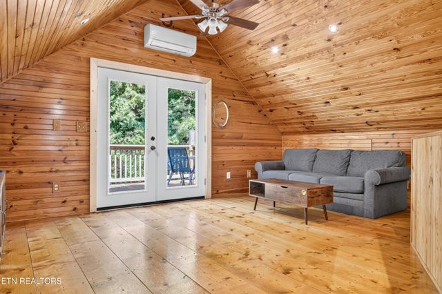 105 Foothills Rd, Pikeville, TN 37367