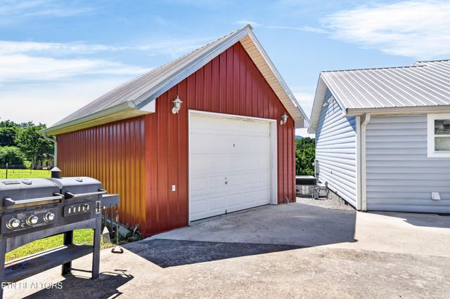 105 Foothills Rd, Pikeville, TN 37367
