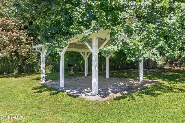 105 Foothills Rd, Pikeville, TN 37367
