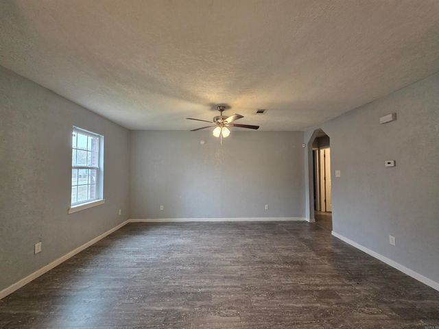 32 Southern Ct, Pine Bluff, AR 71602