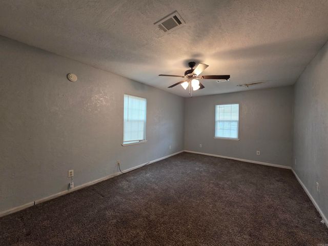 32 Southern Ct, Pine Bluff, AR 71602