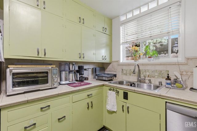 1411 Alta Vista Drive, Bakersfield, CA 93305