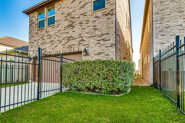 636 Courtyard Lane, Irving, TX 75039