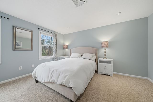 424 Fox Hollow Way, Manchester, NH 03104