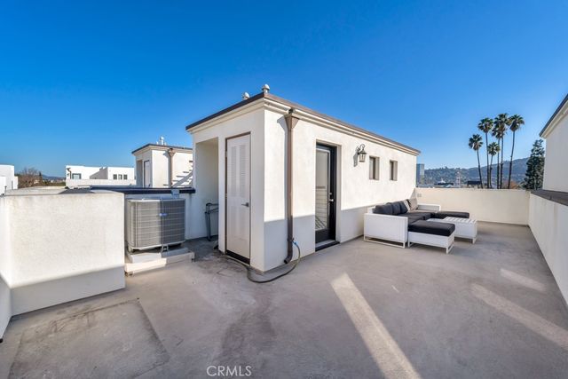 10832 W Riverton Court, North Hollywood, CA 91602