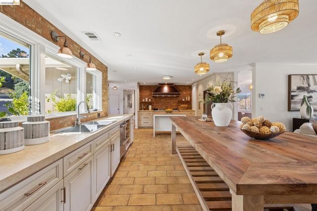 4450 4450 Turner Ave, Oakland, CA 94605