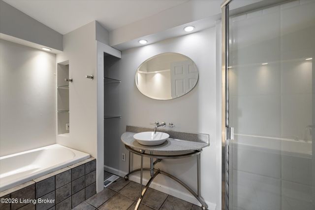 1043 Wetterau Ave, Louisville, KY 40217