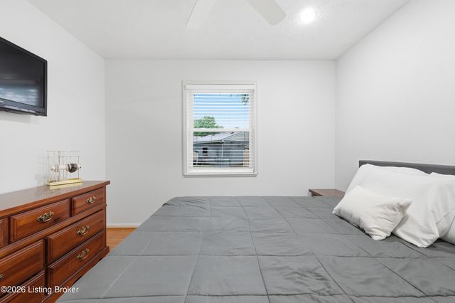 10203 Waycross Ave, Louisville, KY 40229