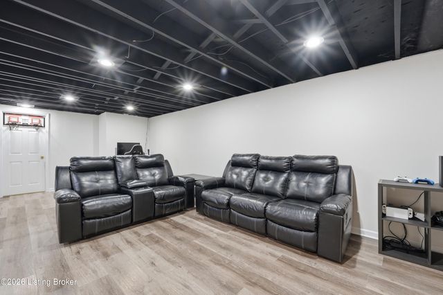 10203 Waycross Ave, Louisville, KY 40229