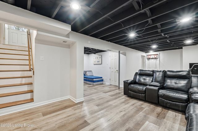 10203 Waycross Ave, Louisville, KY 40229