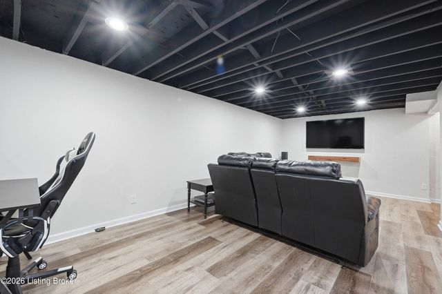 10203 Waycross Ave, Louisville, KY 40229