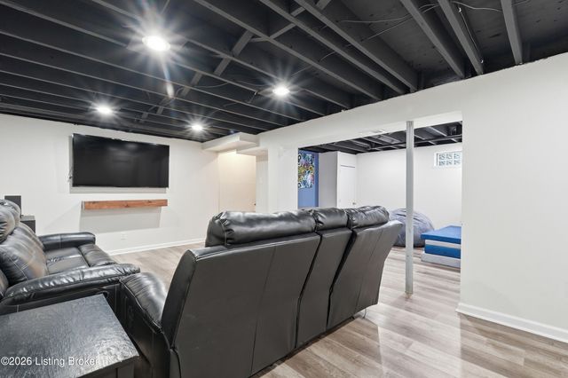 10203 Waycross Ave, Louisville, KY 40229