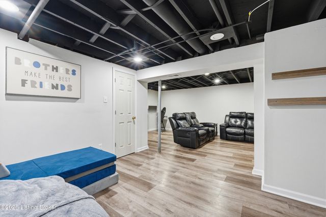 10203 Waycross Ave, Louisville, KY 40229