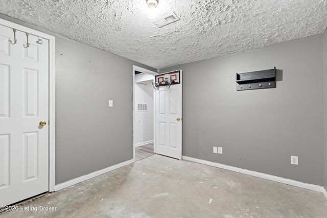 10203 Waycross Ave, Louisville, KY 40229