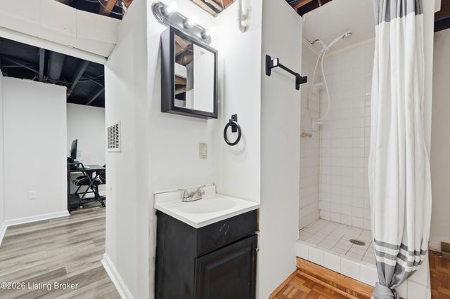 10203 Waycross Ave, Louisville, KY 40229