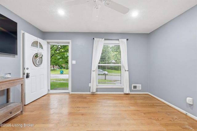 10203 Waycross Ave, Louisville, KY 40229