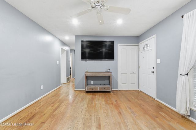 10203 Waycross Ave, Louisville, KY 40229