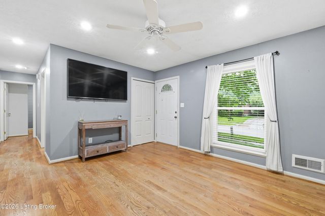 10203 Waycross Ave, Louisville, KY 40229