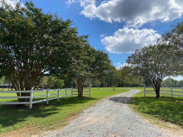 695 MIDDLEBURG RD, Hickory Valley, TN 38042