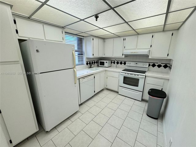 2625 Collins Ave 320, Miami Beach, FL 33140
