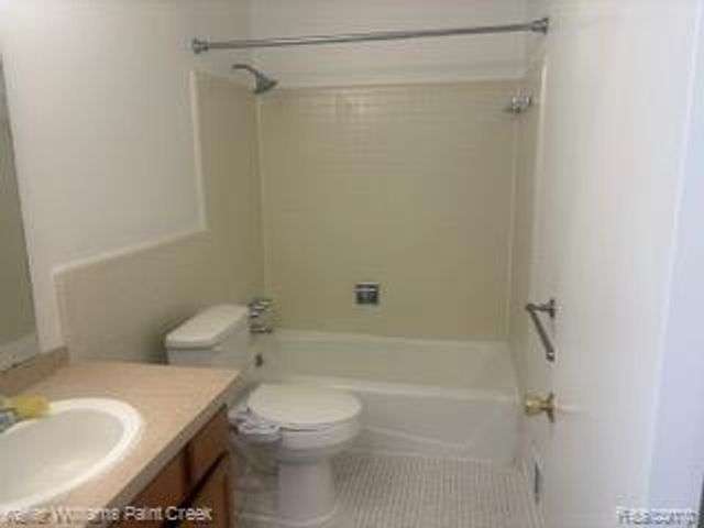 433 Fox Hills Drive S 5, Bloomfield Hills, MI 48304