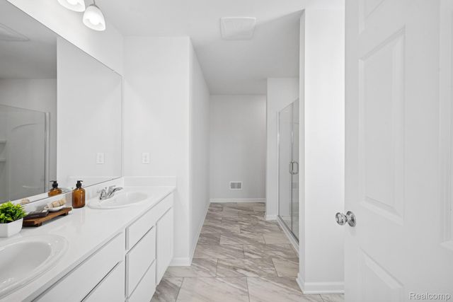 418 Hidden River W, Holly Township, MI 48442