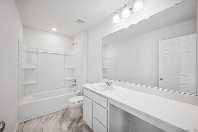 418 Hidden River W, Holly Township, MI 48442