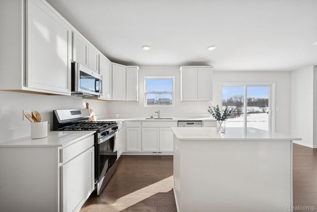 418 Hidden River W, Holly Township, MI 48442