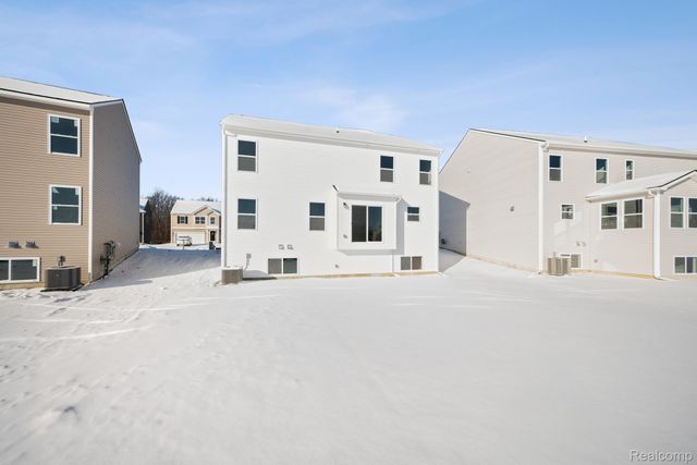 418 Hidden River W, Holly Township, MI 48442