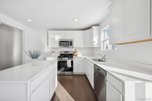 418 Hidden River W, Holly Township, MI 48442