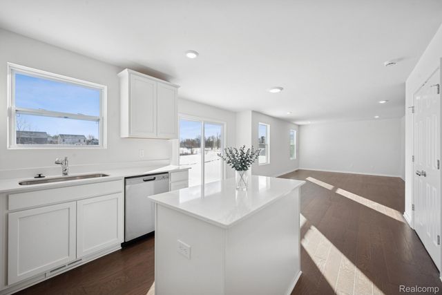 418 Hidden River W, Holly Township, MI 48442