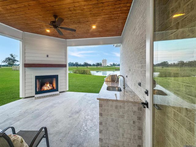 39551 Hernando De Soto Dr, Darrow, LA 70725