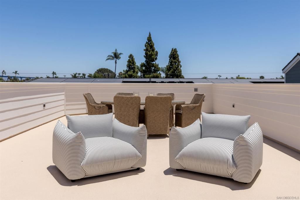 Image 11 of property listing at 747 Orange Ave 302, Coronado, CA 92118