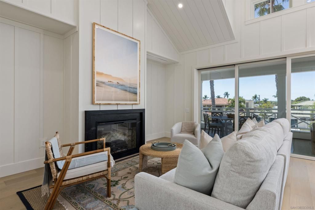 Image 3 of property listing at 747 Orange Ave 302, Coronado, CA 92118