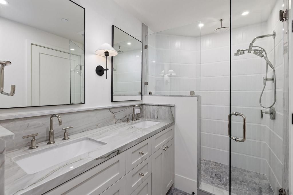 Image 8 of property listing at 747 Orange Ave 302, Coronado, CA 92118