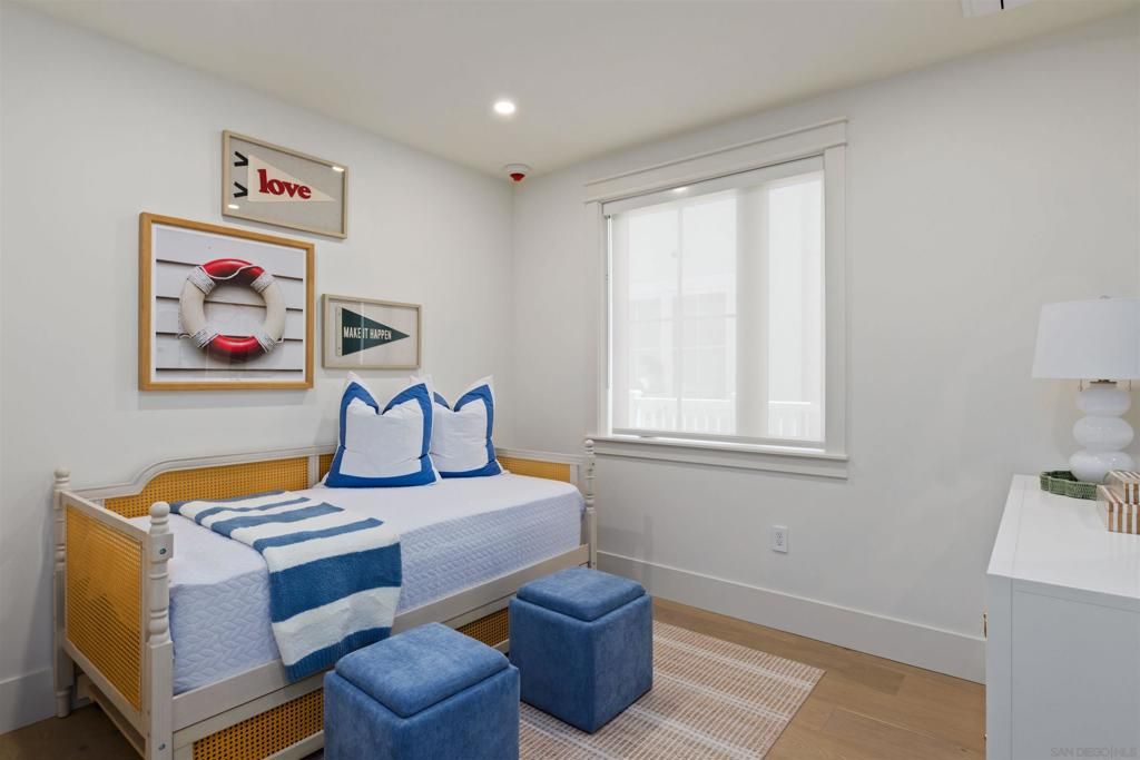 Image 9 of property listing at 747 Orange Ave 302, Coronado, CA 92118