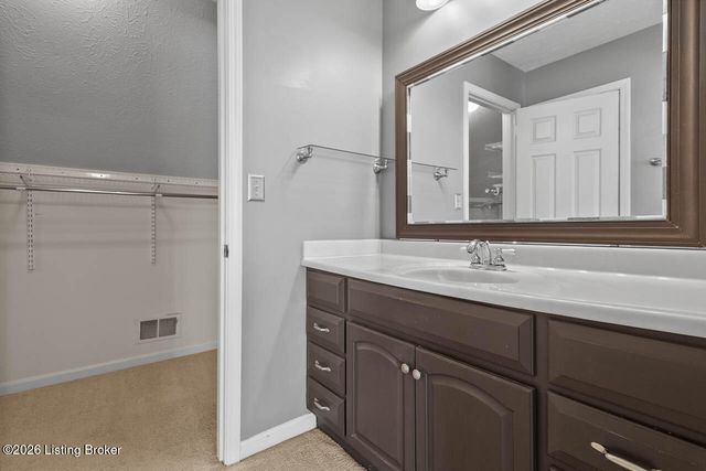 11716 Robinlynn Ln, Louisville, KY 40243