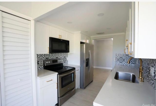 8002 Lagos De Campo Boulevard B306, Tamarac, FL 33321