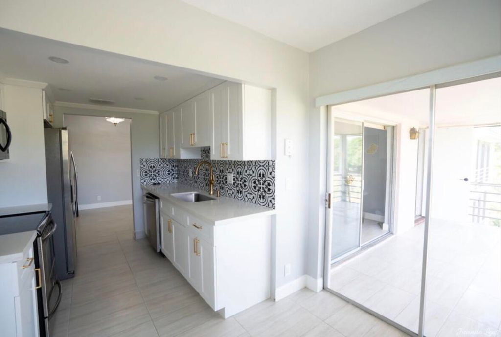 8002 Lagos De Campo Boulevard B306, Tamarac, FL 33321