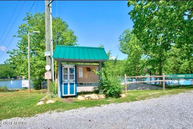 8 Bear Rd, Tallassee, TN 37878