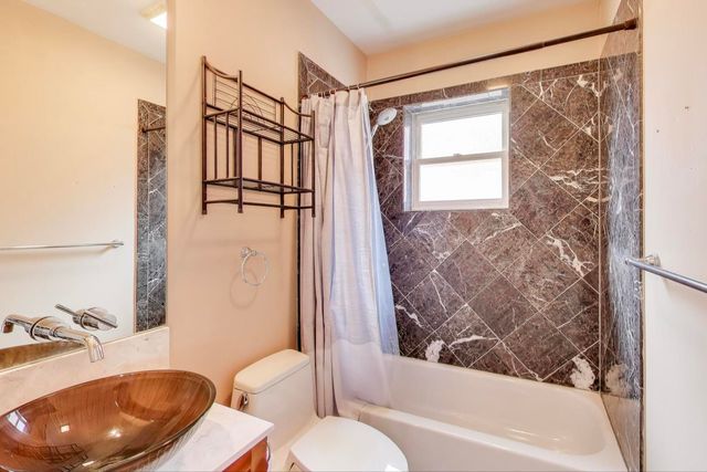 2224 W Touhy Avenue 3N, Chicago, IL 60645