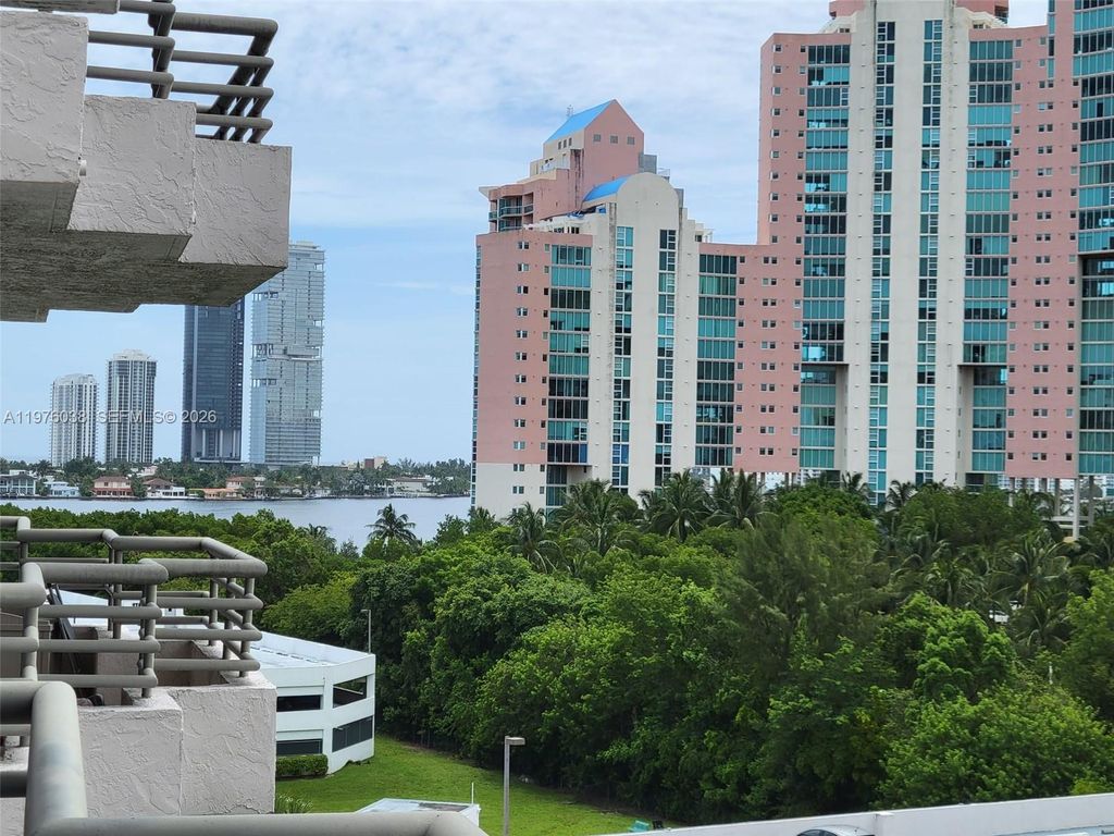 3300 NE 191st St 814, Aventura, FL 33180