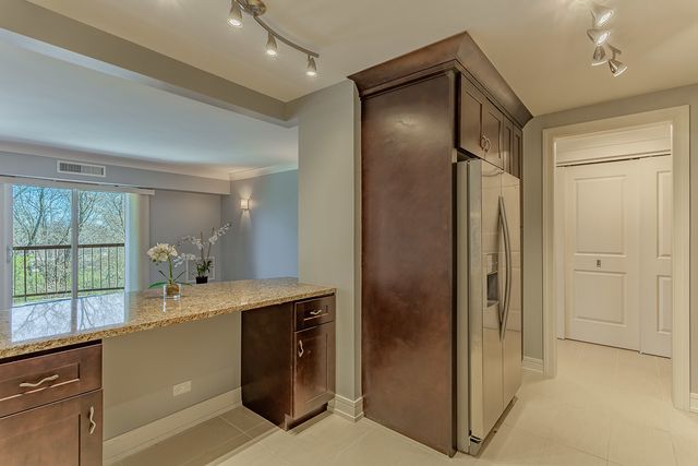 1615 E Central Road 401A, Arlington Heights, IL 60005