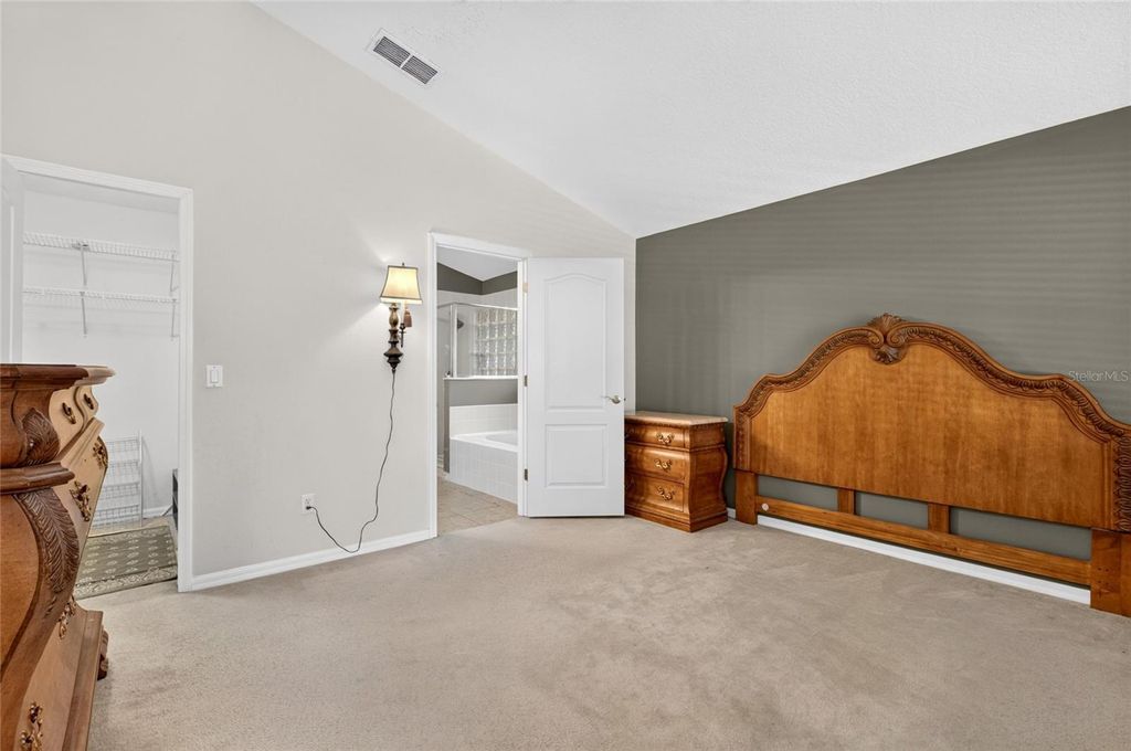 Image 12 of property listing at 4618 CONROY CLUB DRIVE, Orlando, FL 32835