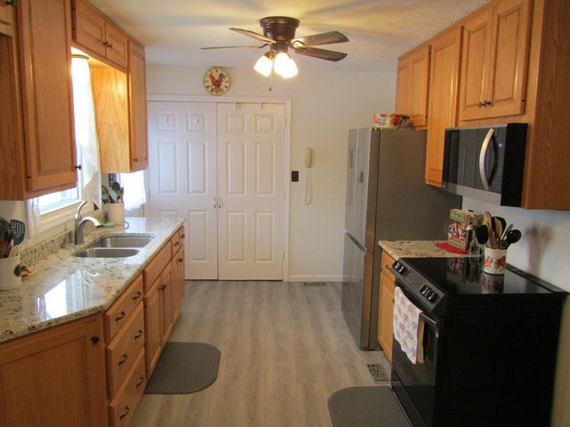 3200 Sandhill Road, Irvine, KY 40336