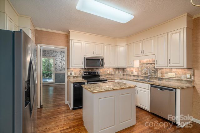 240 37th Avenue Place NW, Hickory, NC 28601