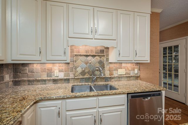 240 37th Avenue Place NW, Hickory, NC 28601